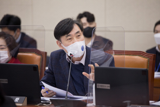 지난 1월5일 오후 국방부와 합동참모본부 긴급현안 보고를 위해 국회에서 열린 국방위원회 전체회의에서 하태경 국민의힘 의원이 질의하고 있다.[국회사진기자단·연합뉴스]